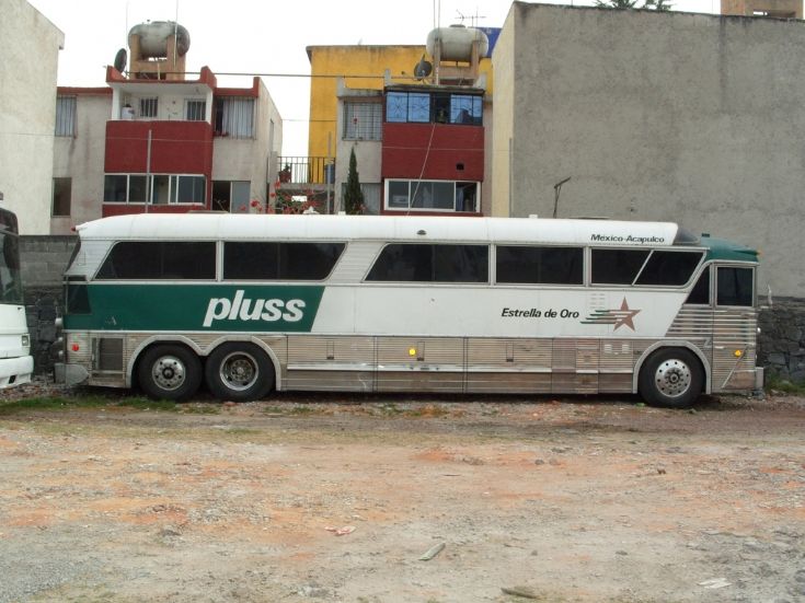 Estrella de Oro tri-axle bus