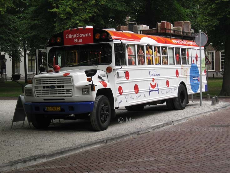 CliniClowns Bus