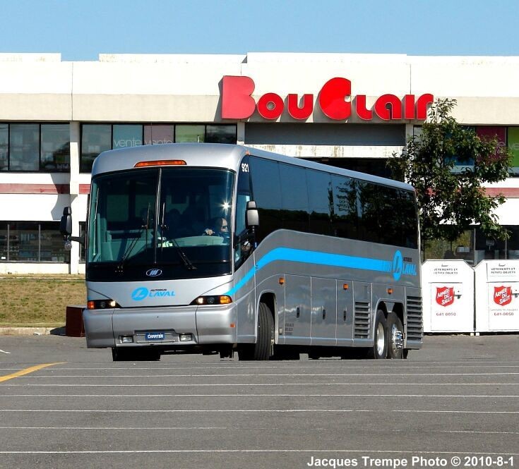 Silver MCI from Autobus Laval