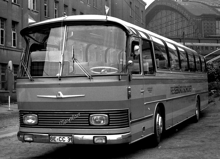 Neoplan single deck coach